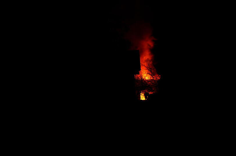 Die Flammen ließen nicht viel übrig - 30 Rinder starben im Feuer. Die Bilder vom Löscheinsatz in Wurmsham.