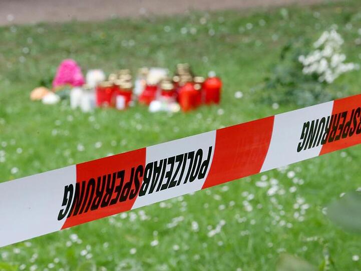 Trauerkerzen und Blumen am Tatort in Viersen.