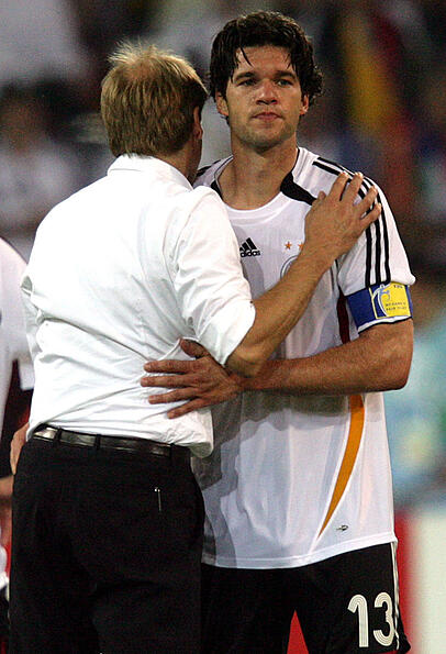 Trauer und Jubel: Der Traum vom WM-Titel dahoam platzt für Klinsmann (l.) und Ballack durch die Halbfinal-Niederlage gegen Italien. Trauer und Jubel: Der Traum vom WM-Titel dahoam platzt für Klinsmann (l.) und Ballack durch die Halbfinal-Niederlage gegen Italien.