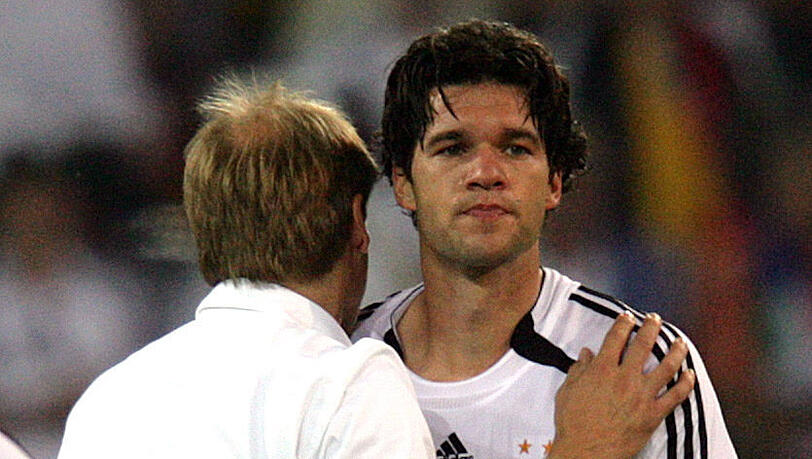 Trauer und Jubel: Der Traum vom WM-Titel dahoam platzt für Klinsmann (l.) und Ballack durch die Halbfinal-Niederlage gegen Italien. Trauer und Jubel: Der Traum vom WM-Titel dahoam platzt für Klinsmann (l.) und Ballack durch die Halbfinal-Niederlage gegen Italien.