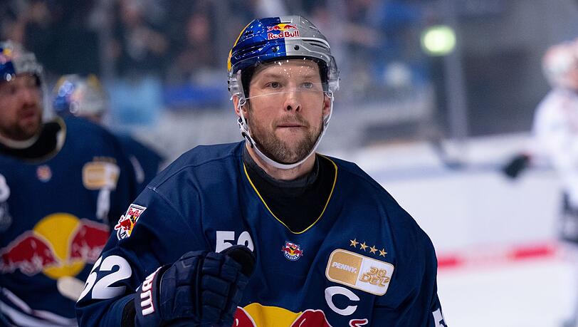 Patrick Hager von München jubelt über sein Tor zum 1:0.