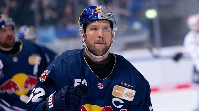 Patrick Hager von München jubelt über sein Tor zum 1:0.