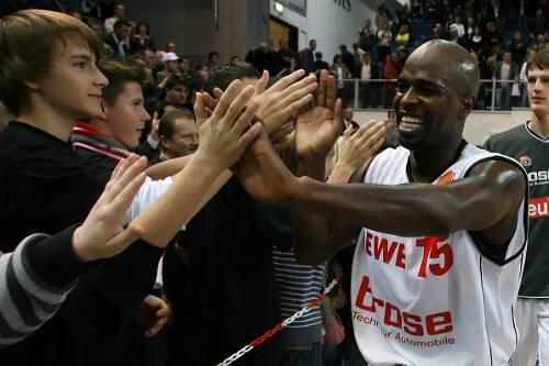 Wollen nach dem Spiel gegen Alba Berlin wieder gemeinsam feiern: Michael Jordan und die Bamberger Fans.