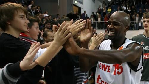 Wollen nach dem Spiel gegen Alba Berlin wieder gemeinsam feiern: Michael Jordan und die Bamberger Fans.