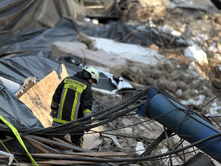 Feuerwehreinsatz in den Trümmern des Kölner Stadtarchivs.