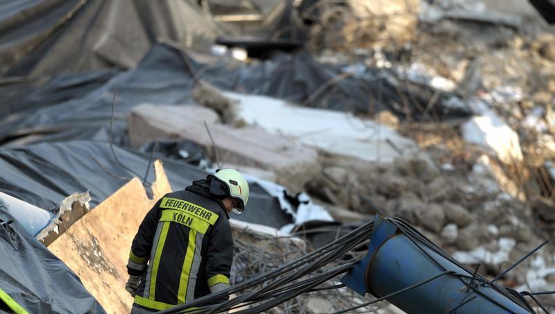Feuerwehreinsatz in den Trümmern des Kölner Stadtarchivs. Feuerwehreinsatz in den Trümmern des Kölner Stadtarchivs.
