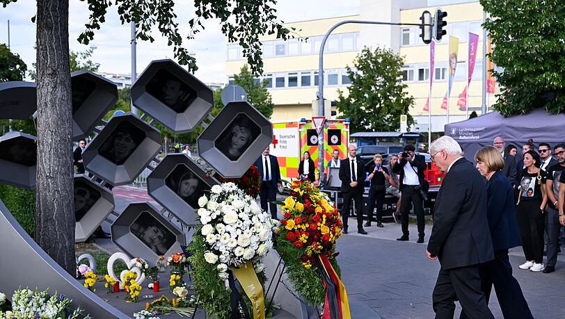Auch Bundespräsident Steinmeier und seine Frau kamen zum Mahnmal. Auch Bundespräsident Steinmeier und seine Frau kamen zum Mahnmal.