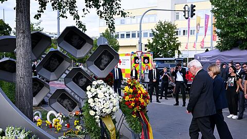Auch Bundespräsident Steinmeier und seine Frau kamen zum Mahnmal. Auch Bundespräsident Steinmeier und seine Frau kamen zum Mahnmal.
