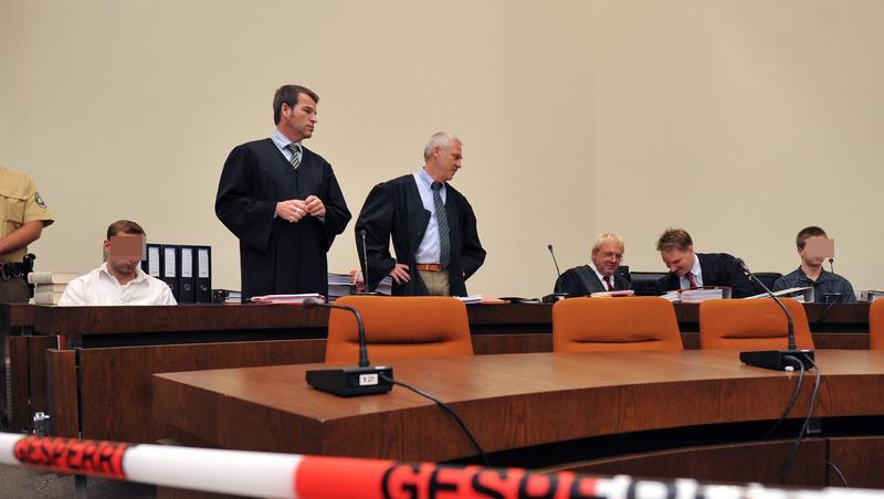 Mordfall Brunner: Die beiden Angeklagten und ihre Verteidiger Mordfall Brunner: Die beiden Angeklagten und ihre Verteidiger