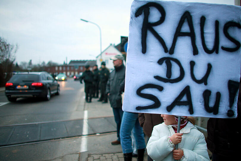 Bürger demonstrieren in Randerath bei Heinsberg gegen den Aufenthalt von Ex-Häftling Karl D. (Archivbild).