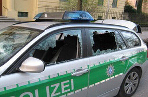Ein 42-Jähriger Münchner rastet aus und schlägt mit einem Baseballschläger alle Fensterscheiben ein.
