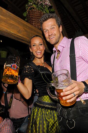 Tiefe Einblicke, volle Dekolletees, Blondinen und ganz viel köstliches Wiesn-Bier: Der "Almauftrieb" im Käferzelt gehört zu den Pflichtterminen und hat auch am ersten Wiesn-Sonntag wieder die Promis angezogen. So lassen es die VIPs krachen - Die Bilder