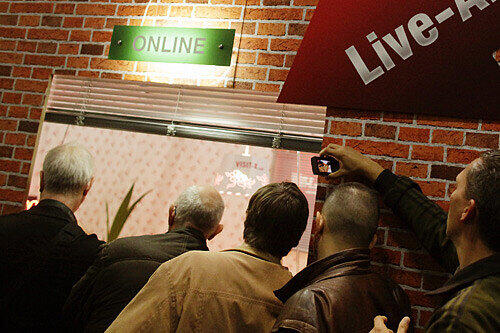 Was gibt&#039;s denn hier zu sehen? "Live-A...": Mehr ist auf diesem Bild nicht zu lesen. Der geneigte Betrachter denke sich seinen Teil selbst.