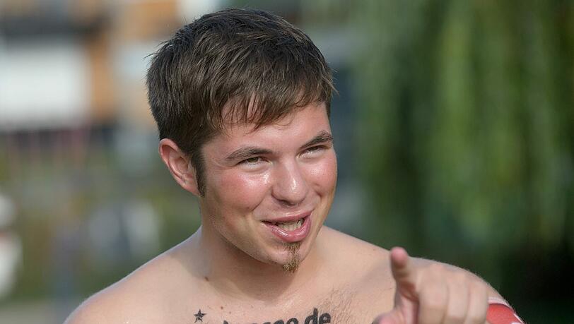 Der Extremschwimmer Maximilian Melyarki am 21.08.2012 vor seinem Versuch, den Bodensee der Länge nach zu durchqueren. Er gab nach gut 33 Kilometern und rund der Hälfte der Strecke wegen eines Bauchkrampfs auf. Als dritter Extremsportler ist er innerhalb weniger Wochen zum Schwimm-Marathon am Bodensee aufgebrochen. Der Extremschwimmer Maximilian Melyarki am 21.08.2012 vor seinem Versuch, den Bodensee der Länge nach zu durchqueren. Er gab nach gut 33 Kilometern und rund der Hälfte der Strecke wegen eines Bauchkrampfs auf. Als dritter Extremsportler ist er innerhalb weniger Wochen zum Schwimm-Marathon am Bodensee aufgebrochen.