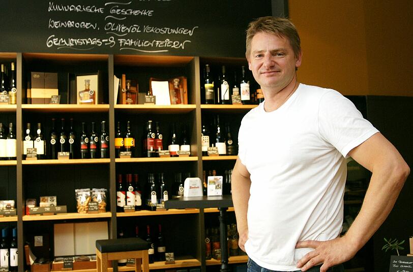 Robert Innerhofer vor dem Weinregal im neuen Laden: &bdquo;Auch die einfachen Sachen werden mit Liebe gemacht, und darum geht&rsquo;s.&ldquo;
