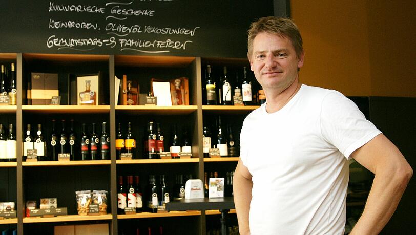 Robert Innerhofer vor dem Weinregal im neuen Laden: „Auch die einfachen Sachen werden mit Liebe gemacht, und darum geht’s.“ Robert Innerhofer vor dem Weinregal im neuen Laden: „Auch die einfachen Sachen werden mit Liebe gemacht, und darum geht’s.“