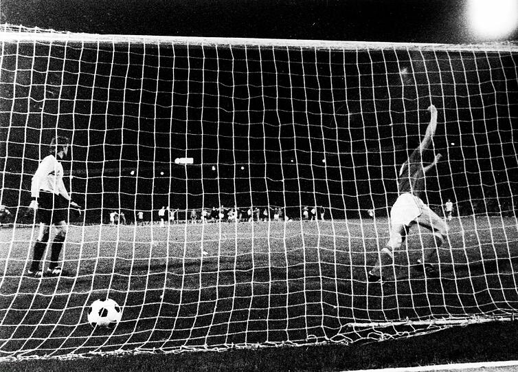 &bdquo;Ob die Niederlage gegen die Tschechen im EM-Finale 1976 meine schlimmste war, weil der Panenka mich beim letzten Elfmeter so alt aussehen ließ? Ach was. Klar, das war raffiniert. A frecher Hund war er scho' - aber verarscht gefühlt hab ich mich nicht. Letztes Jahr erst habe ich ihn mal in der deutschen Botschaft in Prag getroffen und gefragt: Hast Du das damals immer gemacht? Ja, sagte er, auch in der tschechischen Liga. Heutzutage würdest du sowas wissen, wärst durch all das Videomaterial perfekt vorbereitet. Damals gab's das nicht. Aber er hat nichts zu verlieren gehabt als letzter Schütze, kurz nachdem Uli Hoeneß den Ball in die Wolken geschossen hatte. Hätte ich den Ball gehalten, wär's ja weitergegangen. Bitter für uns, dass es das erste Elfmeterschießen überhaupt war. Der Beschluss war erst am Spieltag gefasst und uns dann mitgeteilt worden. Wir hatten das ja nie trainiert. Als es soweit war, hat Bundestrainer Schön keine fünf Schützen zusammengebracht. Nur der Franz hat sich gleich gemeldet, der Uli hat sich sofort weggedreht. Ich hab' dann zum Franz gesagt, lass mich auch schießen. Da hat er mich angeschrien: &bdquo;Geh&rsquo; du in dein Tor und halt die Bälle!&ldquo; Also musste der Uli ja doch ran. Und dann ging's schief. Also ist eigentlich der Franz schuld!&ldquo;