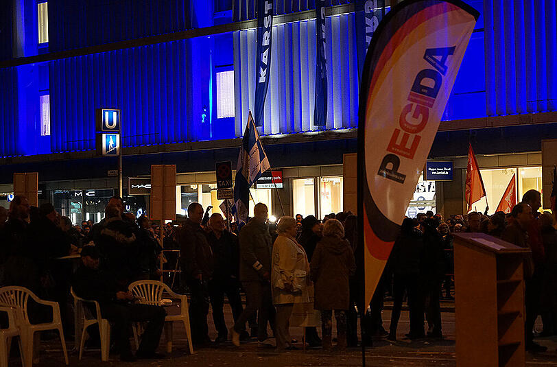 Pegida-Demonstranten an der Münchner Freiheit. Die Polizei hat die Leopoldstraße komplett abgesperrt.