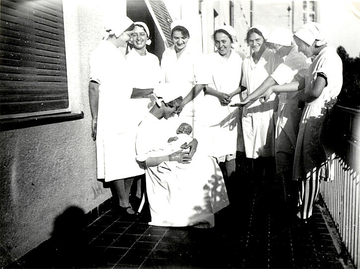 1931: Kinderpflegerinnen mit Säuglingen.