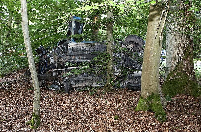 Nach einem schweren Verkehrsunfall im unterfränkischen Unterschleichach ist eine 19-jährige Frau gestorben. Die Bilder vom Unfallort.