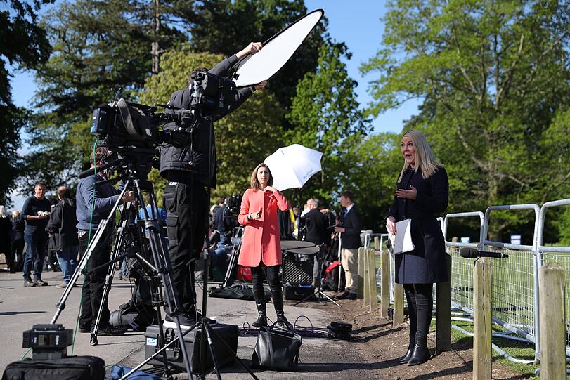 Fernsehteams und Journalisten...