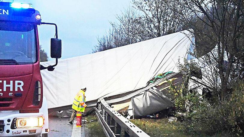 Ein LKW stellte sich auf der A99 bei Taufkirchen quer. Klicken Sie sich hier durch die Bilder!
