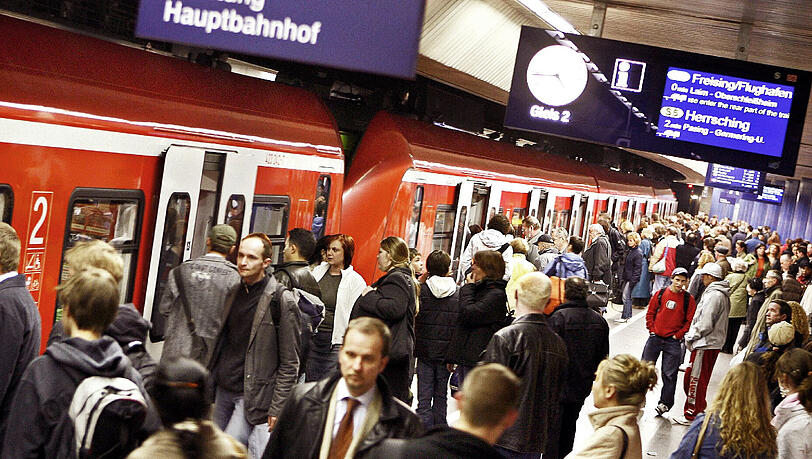 Chaos Am Hauptbahnhof zur Rush-Hour. (Symbolbild) Chaos Am Hauptbahnhof zur Rush-Hour. (Symbolbild)