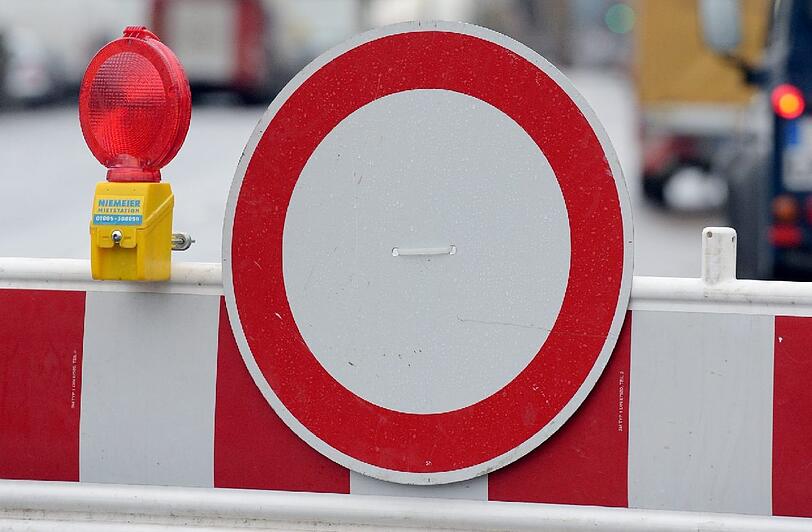 Während der Bauarbeiten ist nur eine Fahrspur frei (Symbolbild).