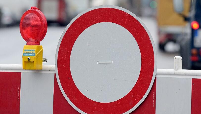 Während der Bauarbeiten ist nur eine Fahrspur frei (Symbolbild). Während der Bauarbeiten ist nur eine Fahrspur frei (Symbolbild).