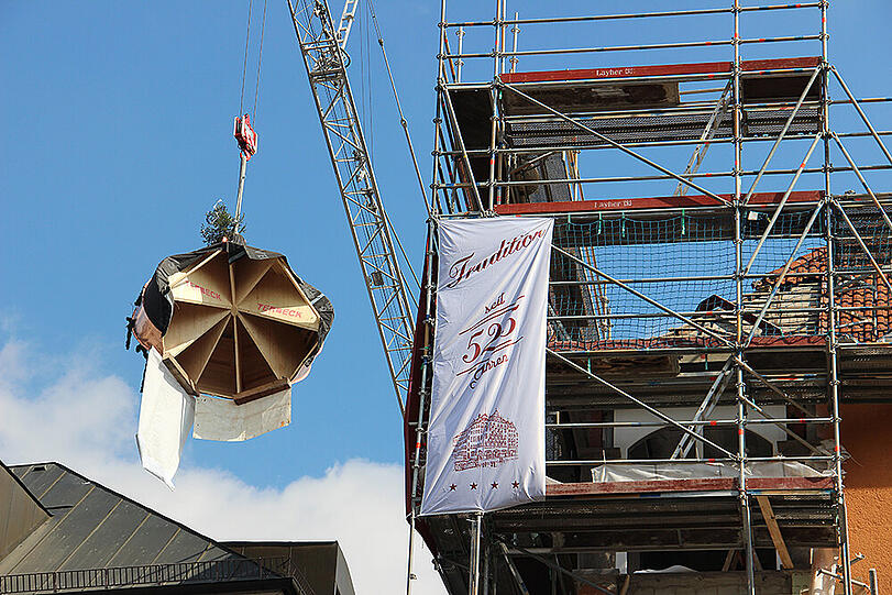 Bilder vom Richtfest am Torbräu: So wurde die Zwiebel auf den Turm gehievt.