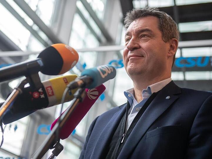 Markus Söder, CSU-Parteivorsitzender und Ministerpräsident von Bayern, steht vor den Mikrofonen. Foto: Peter Kneffel/dpa/Archivbild