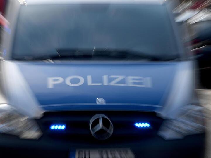 Ein Polizeiwagen mit eingeschaltetem Blaulicht. Foto: Carsten Rehder/dpa/Archivbild