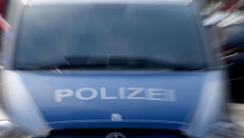 Ein Polizeiwagen mit eingeschaltetem Blaulicht. Foto: Carsten Rehder/dpa/Archivbild Ein Polizeiwagen mit eingeschaltetem Blaulicht. Foto: Carsten Rehder/dpa/Archivbild