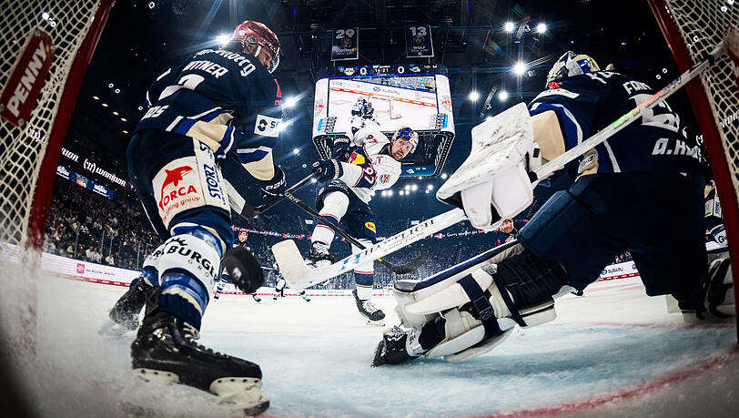 Fr&uuml;he F&uuml;hrung: St&uuml;rmer Gabriel Fontaine (Mitte) versenkt den Puck zum 1:0 im Schwenninger Tor und legt damit den Grundstein f&uuml;r den zehnten Heimsieg des EHC Red Bull M&uuml;nchen in Folge, der auch ohne sechs Stammspieler gelingt.