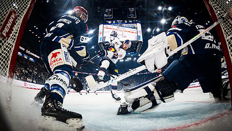 Fr&uuml;he F&uuml;hrung: St&uuml;rmer Gabriel Fontaine (Mitte) versenkt den Puck zum 1:0 im Schwenninger Tor und legt damit den Grundstein f&uuml;r den zehnten Heimsieg des EHC Red Bull M&uuml;nchen in Folge, der auch ohne sechs Stammspieler gelingt.