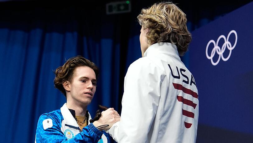 Trotz der gro&szlig;en Entt&auml;uschung gratulierte Ilia Malinin (r) dem Olympiasieger Michail Schaidorow fair.