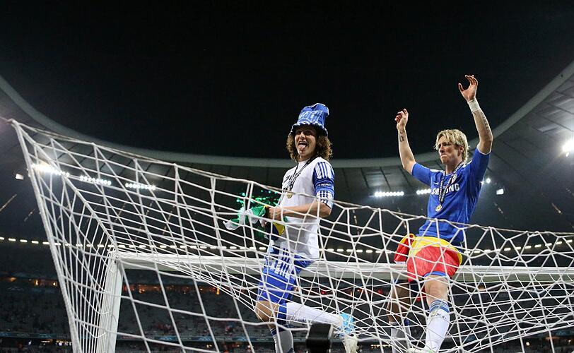 Party auf dem Siegestor: Chelsea hat den Pokal geholt!