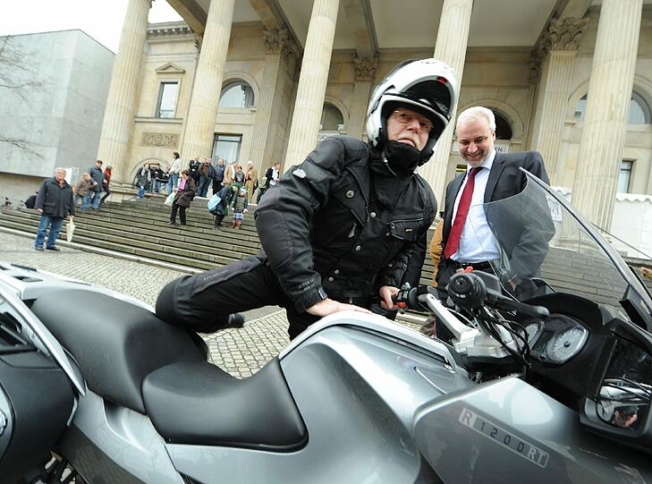 Motorradfahren war seine Leidenschaft. 2008 nahm Peter Struck bei der 9. Internationalen Freundschaftsfahrt von Politikern statt. Los ging es vor dem niedersächsischen Landtag in Hannover.