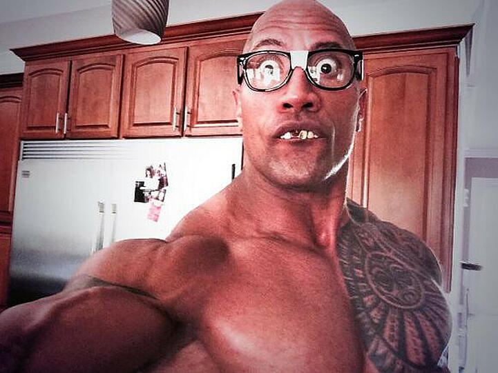 "Happy Easter!" wünscht Dwayne "The Rock" Johnson und beweist mit diesem Oster-Selfie Mut zur Hässlichkeit.