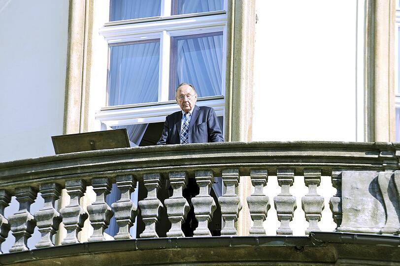 Hans-Dietrich Genscher 2009 auf dem Balkon der Deutschen Botschaft in Prag.