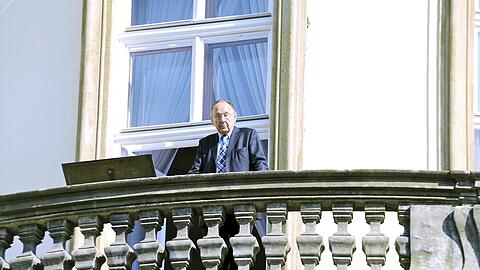 Hans-Dietrich Genscher 2009 auf dem Balkon der Deutschen Botschaft in Prag.