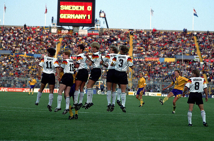 EM, 1992: Halbfinale gegen Schweden 3:2 - Weltmeister Deutschland hat mit Glück das Halbfinale erreicht. Dort schlägt die Stunde von Karl-Heinz Riedle, der die DFB-Elf mit einem Doppelpack ins Endspiel bringt. Das Finale endet aber bitter. Die EM-Touristen aus Dänemark machen die Sensation perfekt.