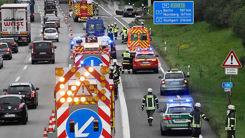 Auf der A99 in Höhe Heimstetten brannte ein Alfa Romeo aufgrund eines technischen Defekts komplett aus. Aufgrund der Fahrbahnsperrung bildete sich ein acht Kilometer langer Stau.