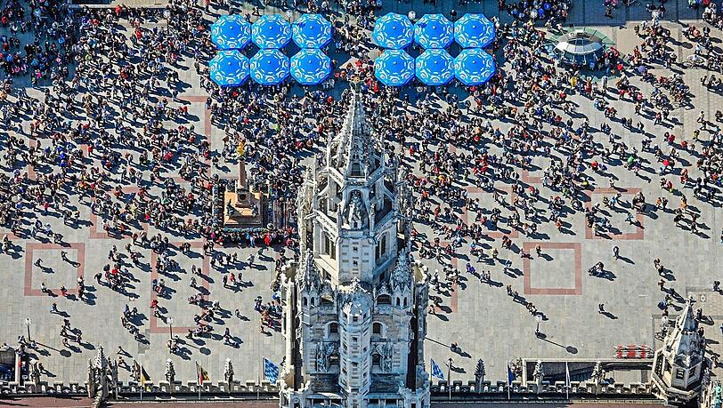 Blaue Schirme, hohe Türme und viele Menschen. So sieht man den Marienplatz selten. Blaue Schirme, hohe Türme und viele Menschen. So sieht man den Marienplatz selten.