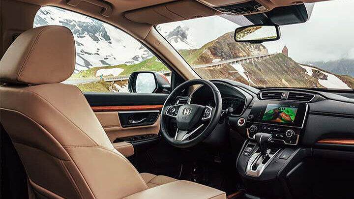 Aufgeräumtes Cockpit mit Touchscreen und CVT-Getriebe.