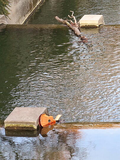 An der Maximiliansbrücke treibt am Mittwoch eine Gitarre in der Isar.
