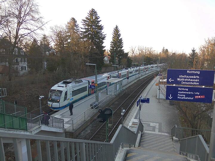 Die Stadteilspaziergänge mit Historikerin Dorle Griebl und BA-Mitgliedern kamen bei den Bürgern gut an. Hier ein Paar Impressionen vom Rundgang in Alt-Solln.