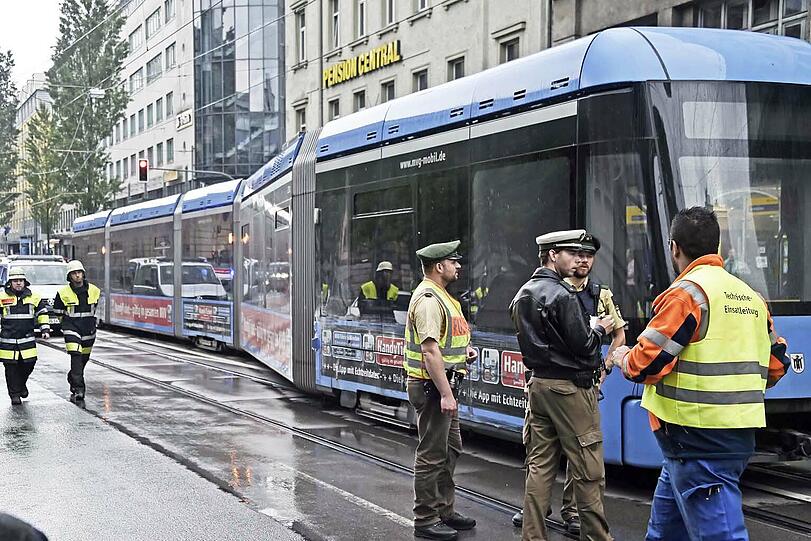 Die Bahn musste mit einem Kran der Feuerwehr angehoben und ins Gleis zurück gehievt werden.