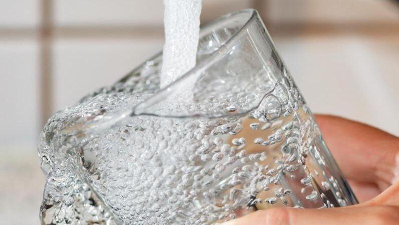 "Wer Leitungswasser trinkt, spart Geld, Energie und unnötige Verpackungen." "Wer Leitungswasser trinkt, spart Geld, Energie und unnötige Verpackungen."