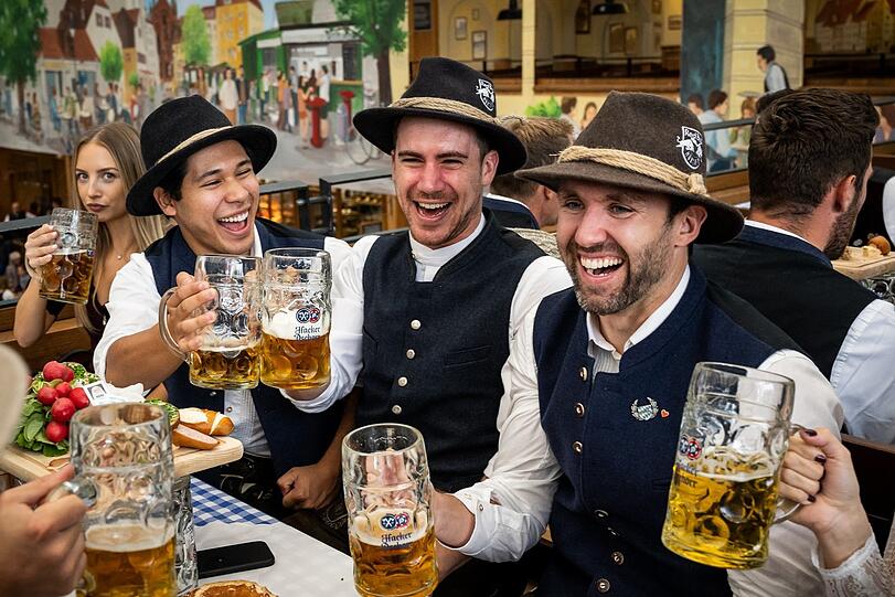 Wiesn-Gaudi: Austin Ortega, Ryan McKiernan, Daryl Boyle und Mathias Niederberger (v.l.) haben Spaß im Hacker-Zelt.